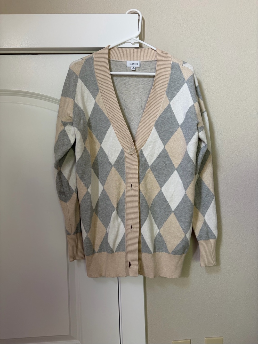 Evereve Beige, Gray & Cream Argyle V‑Neck Cardigan